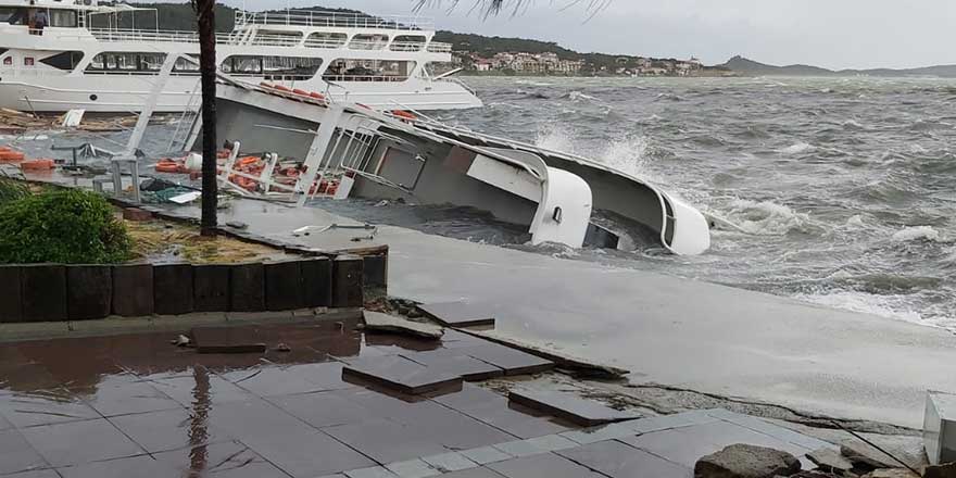 Ayvalık'ta kıyamet koptu! İzmir'de vapur seferleri iptal edildi