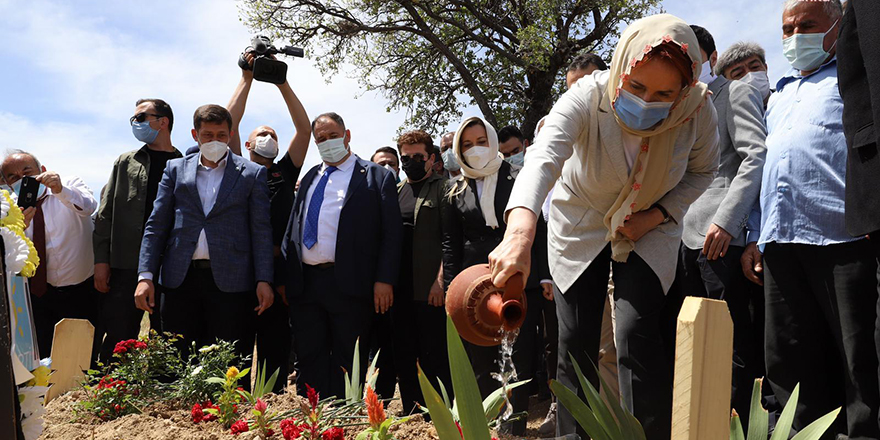 Akşener’den Şimşek’in kabrine ziyaret