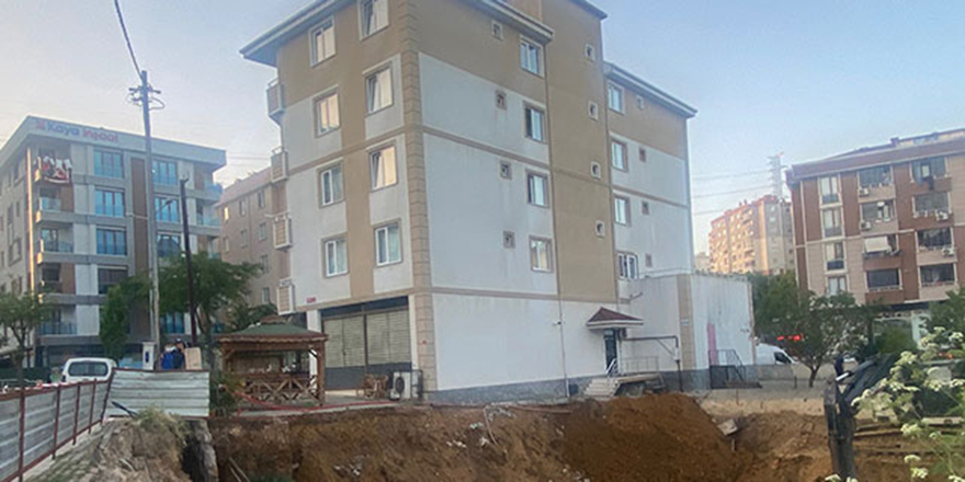 Pendik'te istinat duvarı çöken 5 katlı bina boşaltıldı