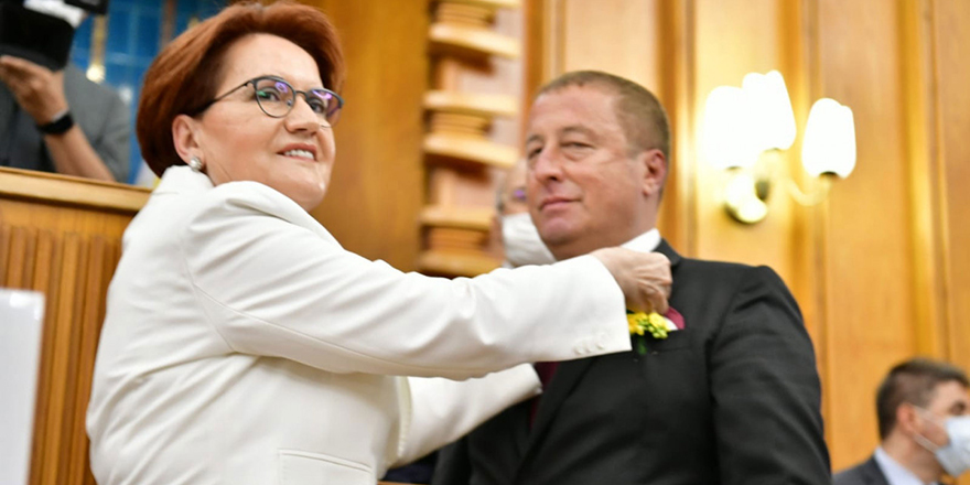 Hakan Şeref Olgun İYİ Parti'ye katıldı. Rozetini Meral Akşener taktı