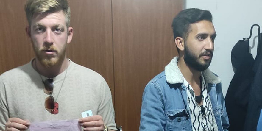 Sırtlarında Türk bayrağıyla esnaf dolandırdılar