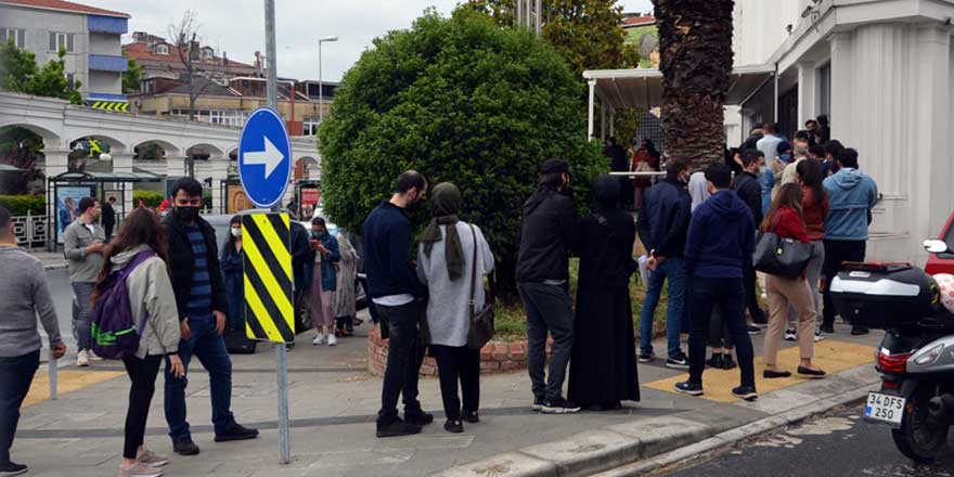 Haberi alır almaz! Evlenmek için kuyruğa girdiler!