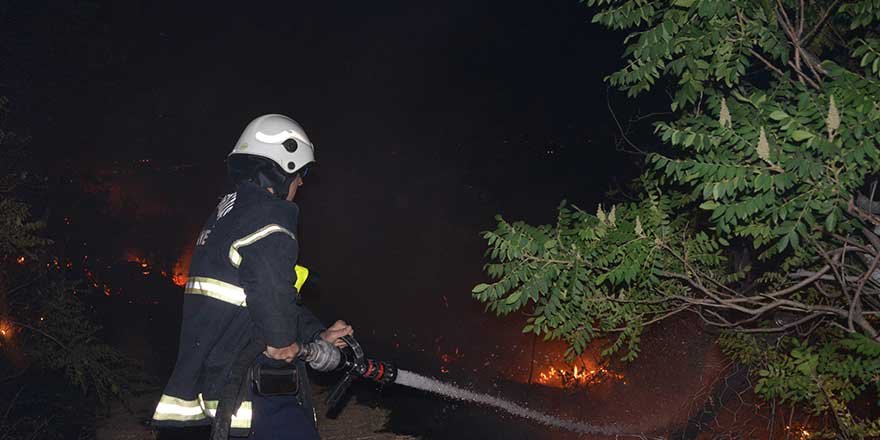 Kahramanmaraş'ta havai fişekler yangın çıkardı!