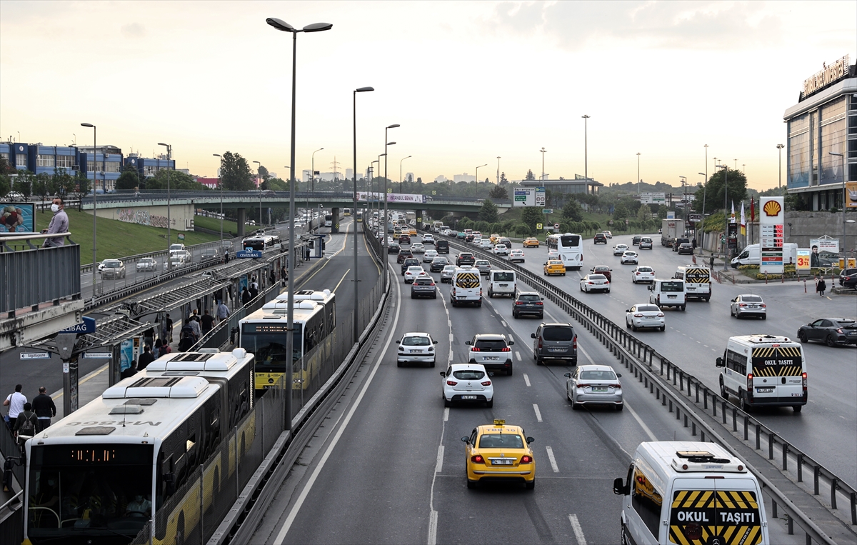 İstanbul'da yola çıkacaklar dikkat! Kısıtlama sonrası trafik yoğunluğu