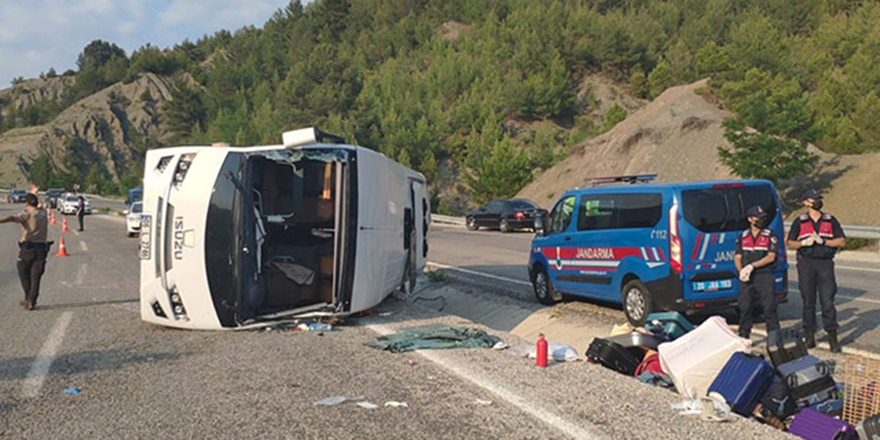 LÖSEV midibüsü devrildi: 25 yaralı