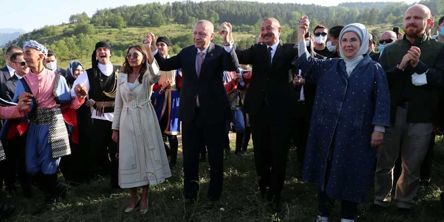 Bulundukları alan özellikle seçilmişti! Erdoğan ve Aliyev böyle halay çekti