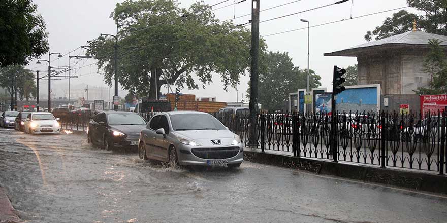 İstanbul yaz yağmuruna teslim oldu! Valilikten uyarı geldi