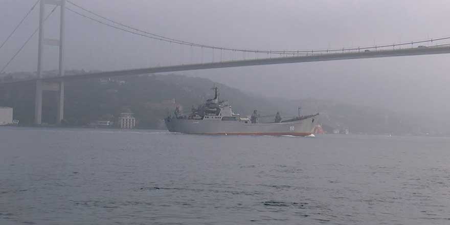 Rus savaş gemisi İstanbul Boğazı'ndan geçti