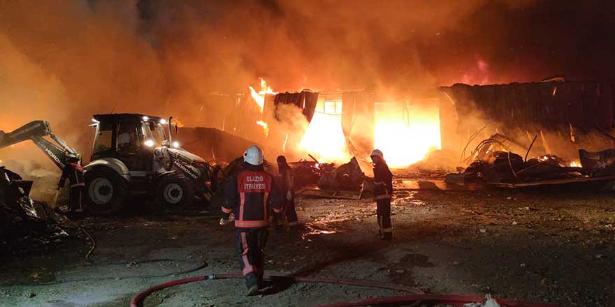 Elazığ'da geri dönüşüm tesisinde yangın