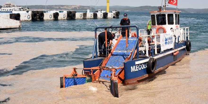 Çanakkale'de müsilaj deniz süpürgesiyle temizleniyor