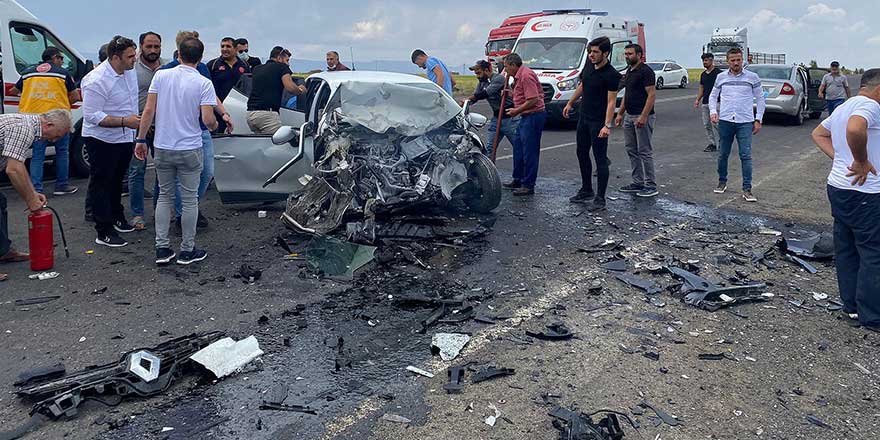 Kars'ta feci kaza! Kafa kafaya çarpıştılar