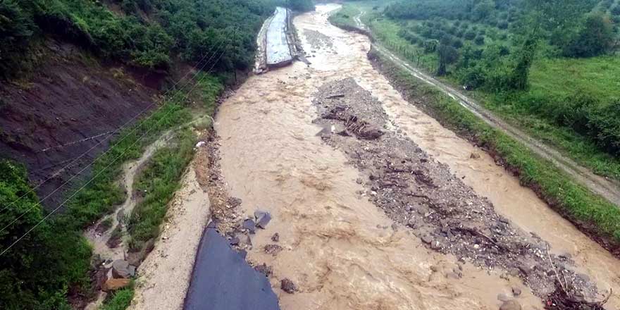 Hasar gün ağarınca ortaya çıktı! Sel yolu dakikalar içinde yuttu