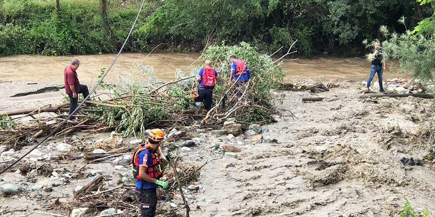 Sakarya'da dere taştı! 1 kişi kayıp