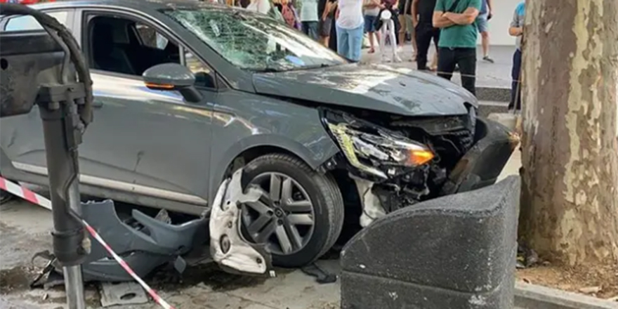 Bağdat Caddesi'nde aşırı hız yapılan otomobil önce kadına, ardından ağaca çarptı