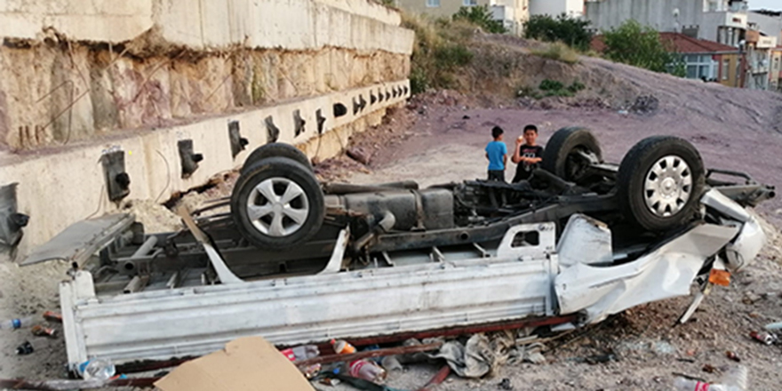 Maltepe'de 10 metre yükseklikteki çukura düşen pikaptan sürücü atlayarak kurtuldu