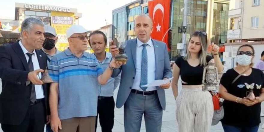 İYİ Parti'den zamlara gaz lambalı protesto! “7 kilogram buğdaya 1 litre gaz yağı”