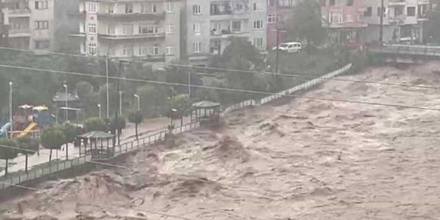 Dereler taştı, yollar kapandı... Rize yine sele teslim oldu