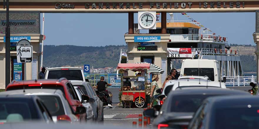 Tatilcilerin dönüşü uzun kuyruklar oluşturdu