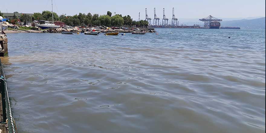 İzmit'te atık su borusu patladı!