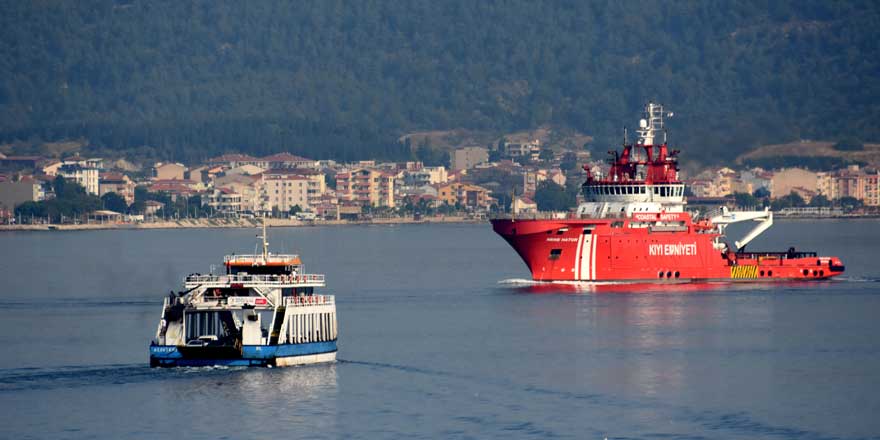 Yangınlarla mücadele edecek Nene Hatun gemisi Çanakkale Boğazı'ndan geçti