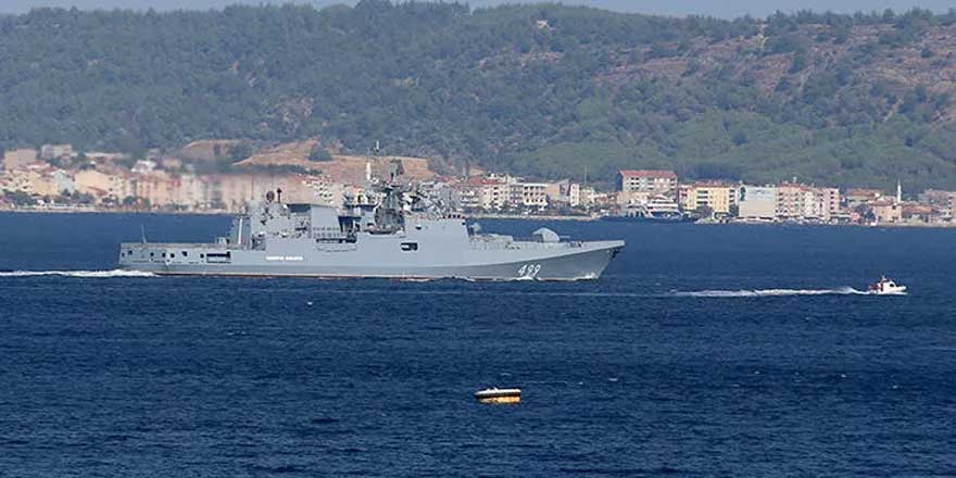 Rus askeri gemisi Çanakkale Boğazı'ndan geçti