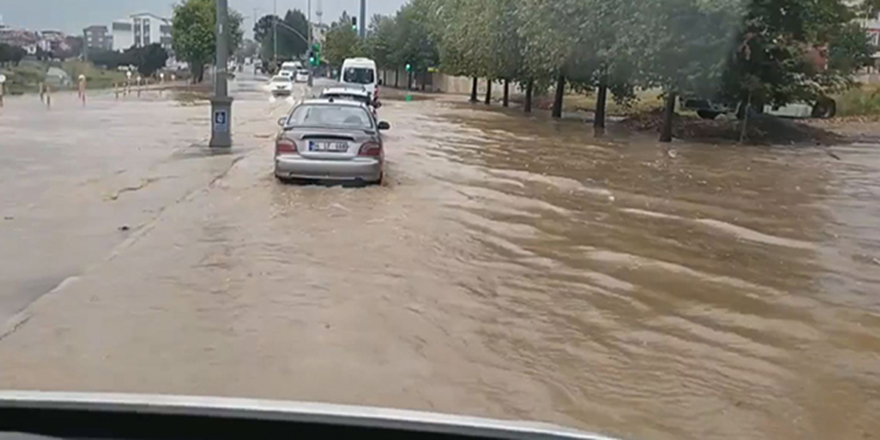 10 dakikalık yağışta yollar göle döndü