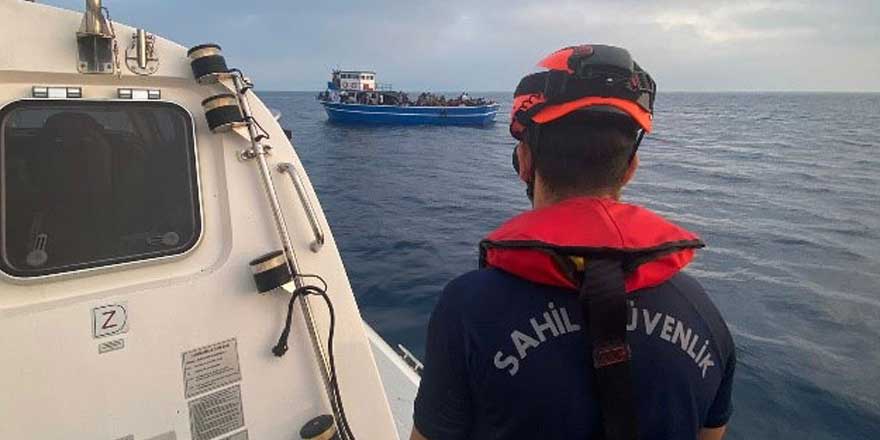 Yunanistan'ın Türk karasularına ittiği 23 göçmen kurtarıldı