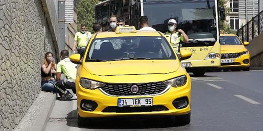 Taksiye binen kadın sinir krizi geçirdi, tekme tokat girişti