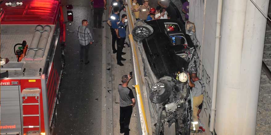 Hafif ticari araç üst geçitten tren raylarına uçtu