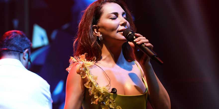 Ebru Yaşar Kıbrıs'ta sevenleriyle buluştu