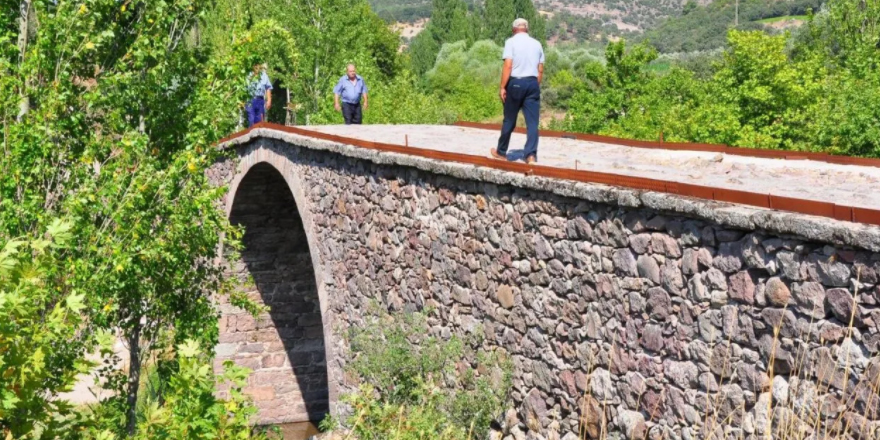 'Babalarımız, dedelerimiz köprüyü yapanı biliyor' dediler, definecilere seslendiler...