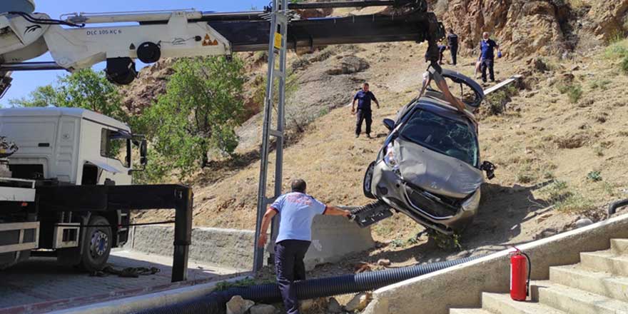 Otoparkta geri manevra yaptığı otomobille 20 metreden yuvarlanan sürücü öldü