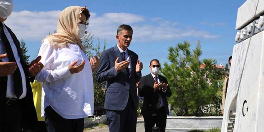 İYİ Parti lideri Meral Akşener Ozan Arif'in kabrini ziyaret etti