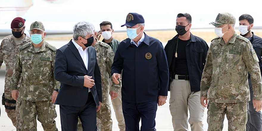 Bakan Akar ve komutanlar Suriye sınırında