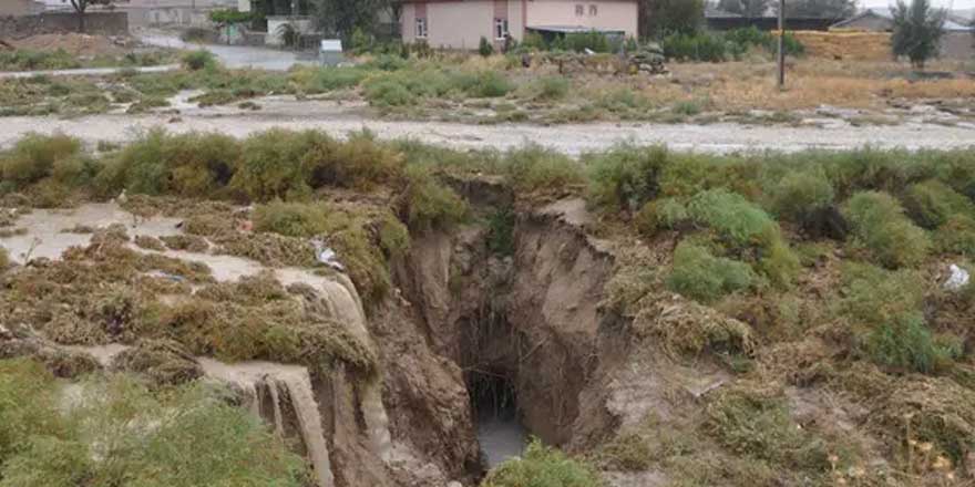 Konya'da yaylada dev yarıklar oluştu