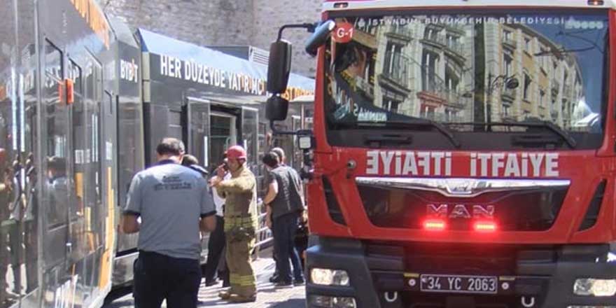 Fatih'te tramvayla durak arasına sıkışıp, yaralandı