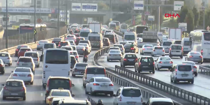 İstanbul'da akşam iş çıkış saatlerinde trafik yoğunluğu