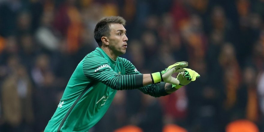 Muslera tarihe geçti