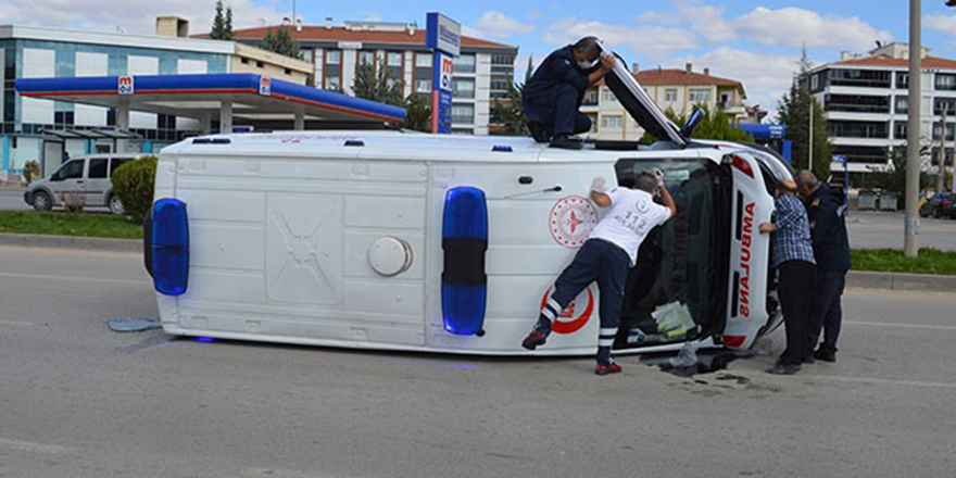 Otomobil ile çarpışan ambulans devrildi