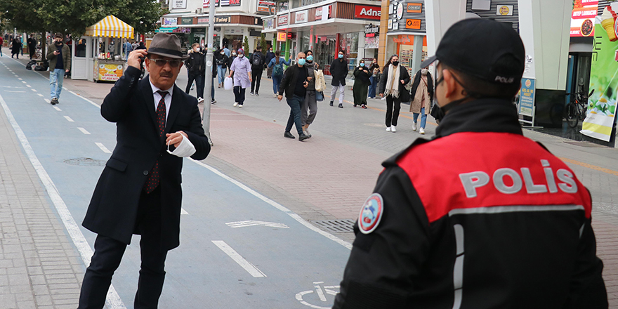 Maskesiz yakalanınca yüzünü şapkayla kapattı