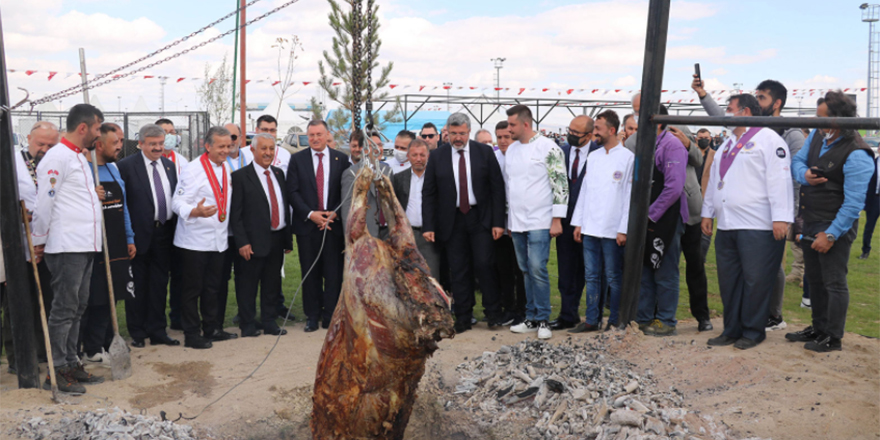 Lezzet festivalinde pişirilen boğa kuyuya düştü