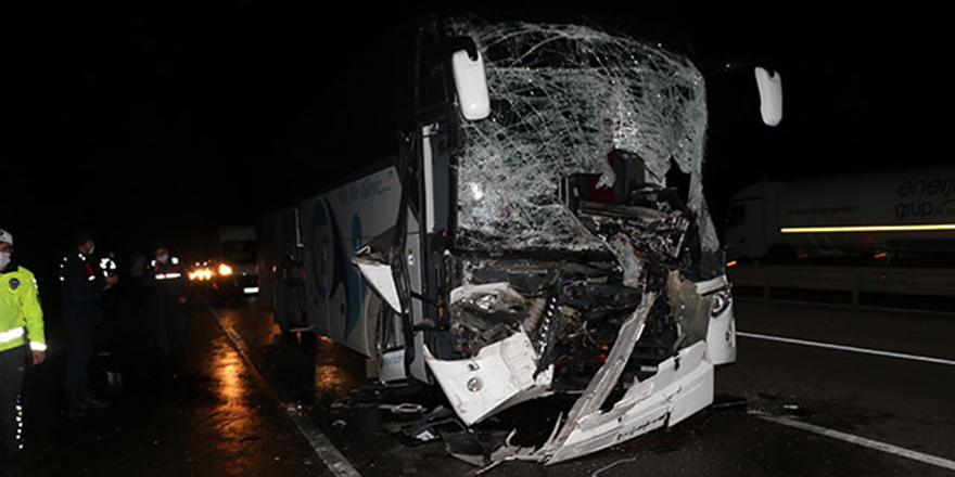 Yolcu otobüsü TIR’a arkadan çarptı