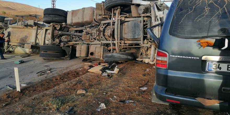 Bitlis'in Tatvan ilçesinde TIR kırmızı ışıkta bekleyen kamyonete çarptı! 2 kişi...