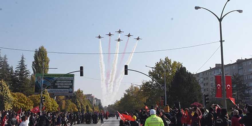 Eskişehir'deki kutlamalarda Türk Yıldızları gösterisi