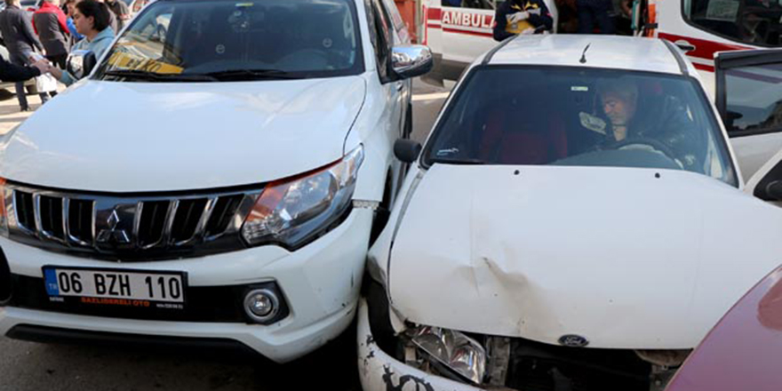 Yol ayrıldı otomobiller çarpıştı!