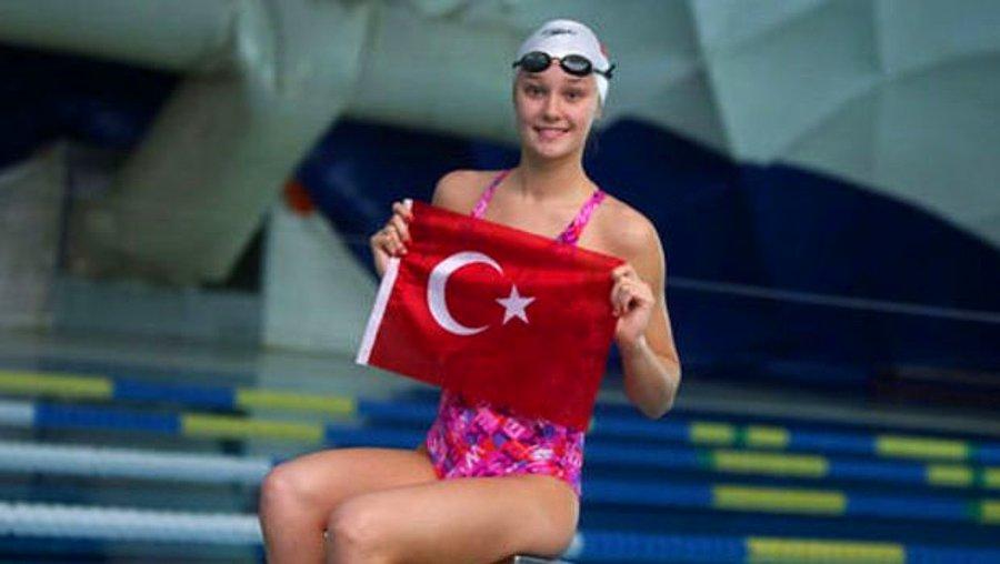 Milli yüzücü Viktoria Zeynep Güneş'ten altın madalya