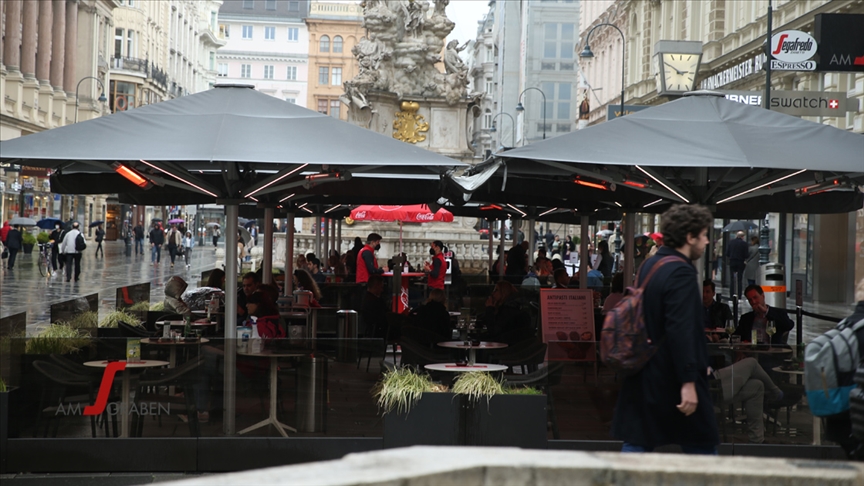 Restoran, kuaför ve otellere girişleri yasaklandı