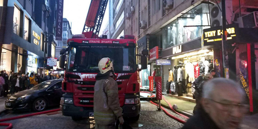 İstanbul'da otelin çatısında yangın