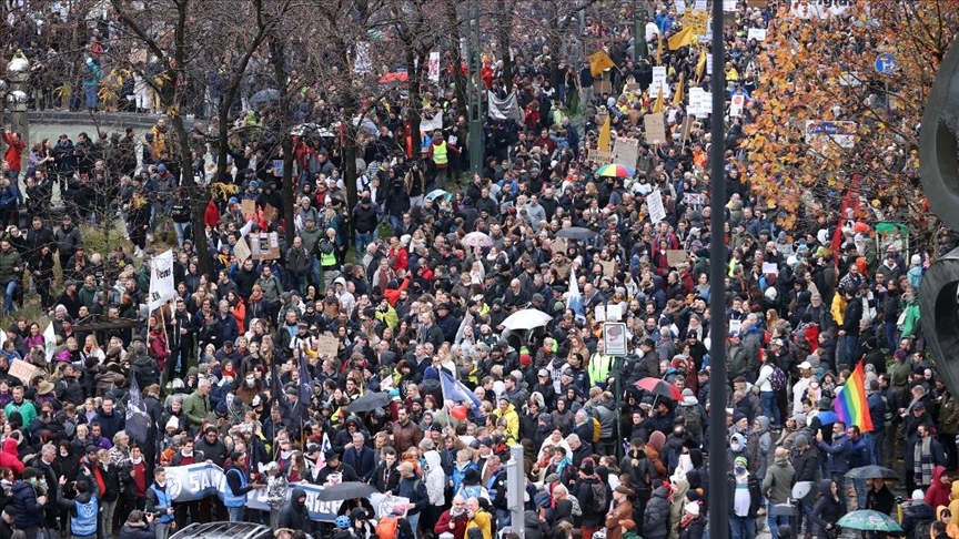 35 bin kişi Kovid-19 tedbirlerini protesto etti