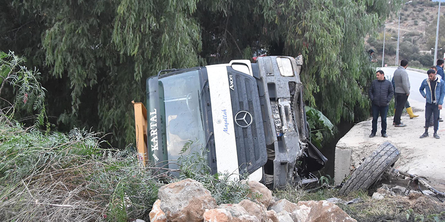 Bodrum'da hafriyat kamyonu dere yatağına yuvarlandı